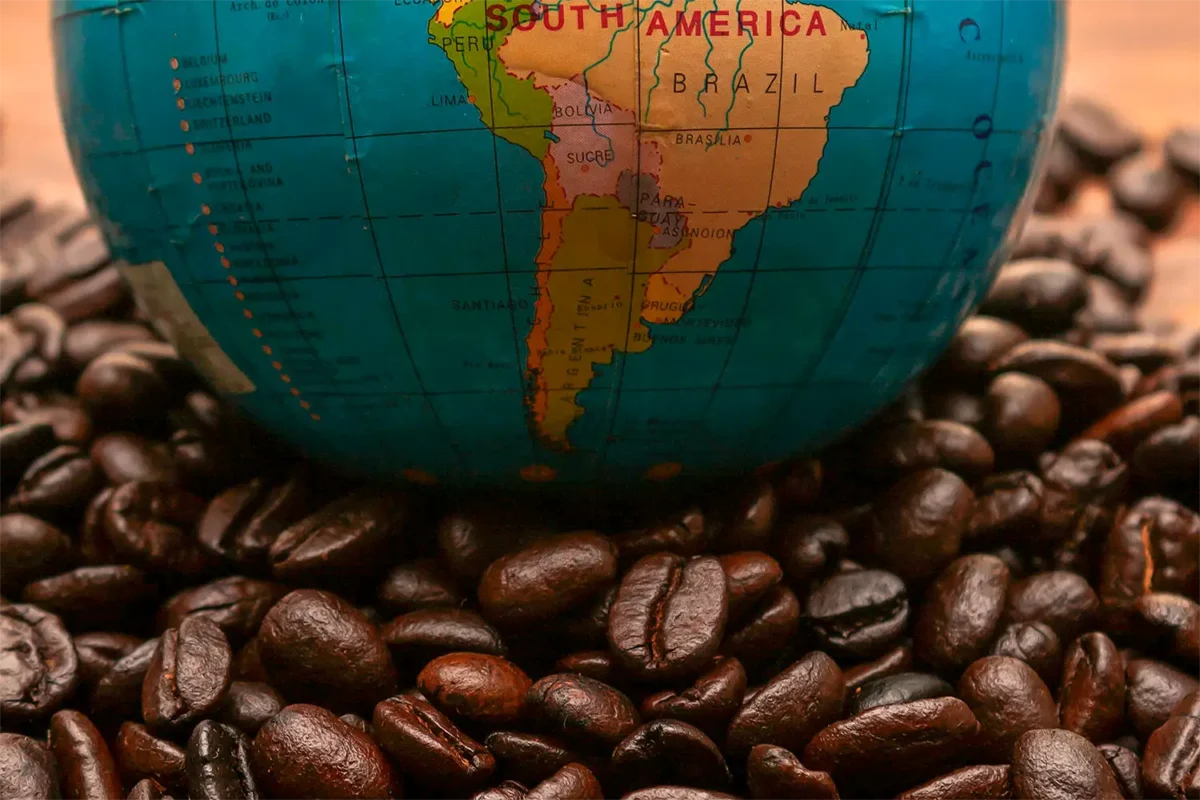 دانه‌های قهوه در کنار کره‌زمین