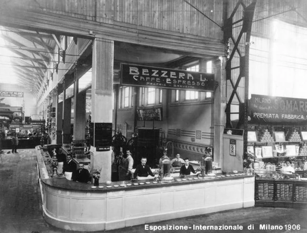 غرفه شرکت بزا (Bezzera) در نمایشگاه بینالمللی میلان سال ۱۹۰۶ با دستگاههای اسپرسوساز اولیه