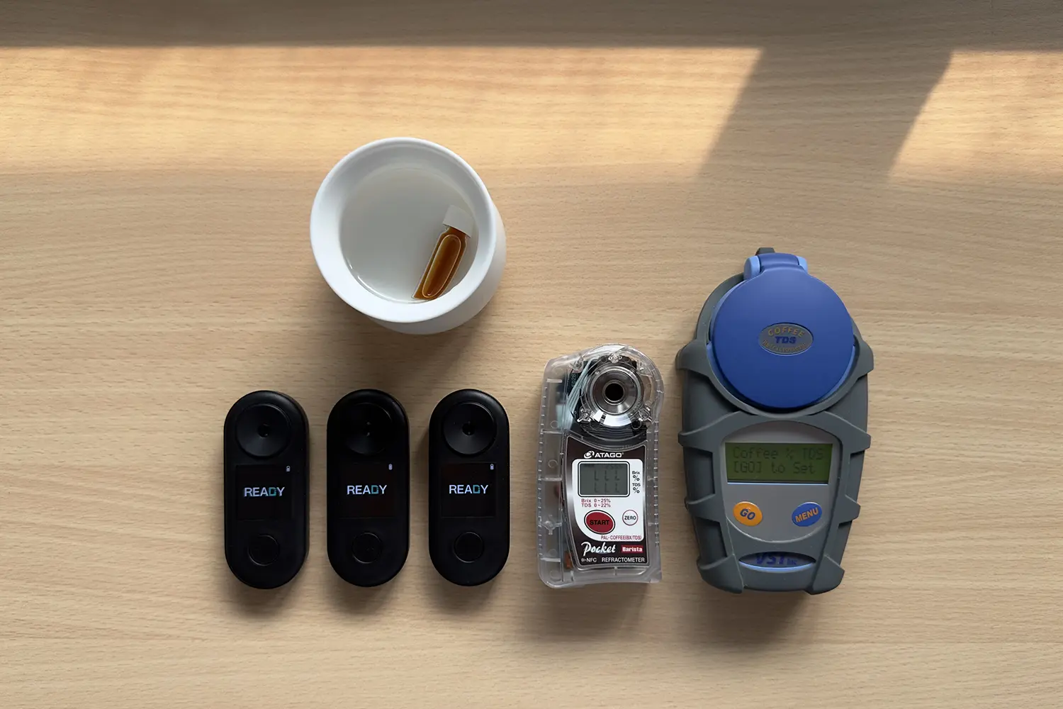 مجموعه رفرکتومترهای قهوه از برندهای مختلف برای اندازهگیری TDS روی میز