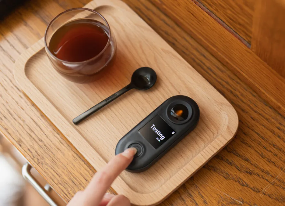 اندازهگیری TDS قهوه با رفرکتومتر دیجیتال روی سینی چوبی