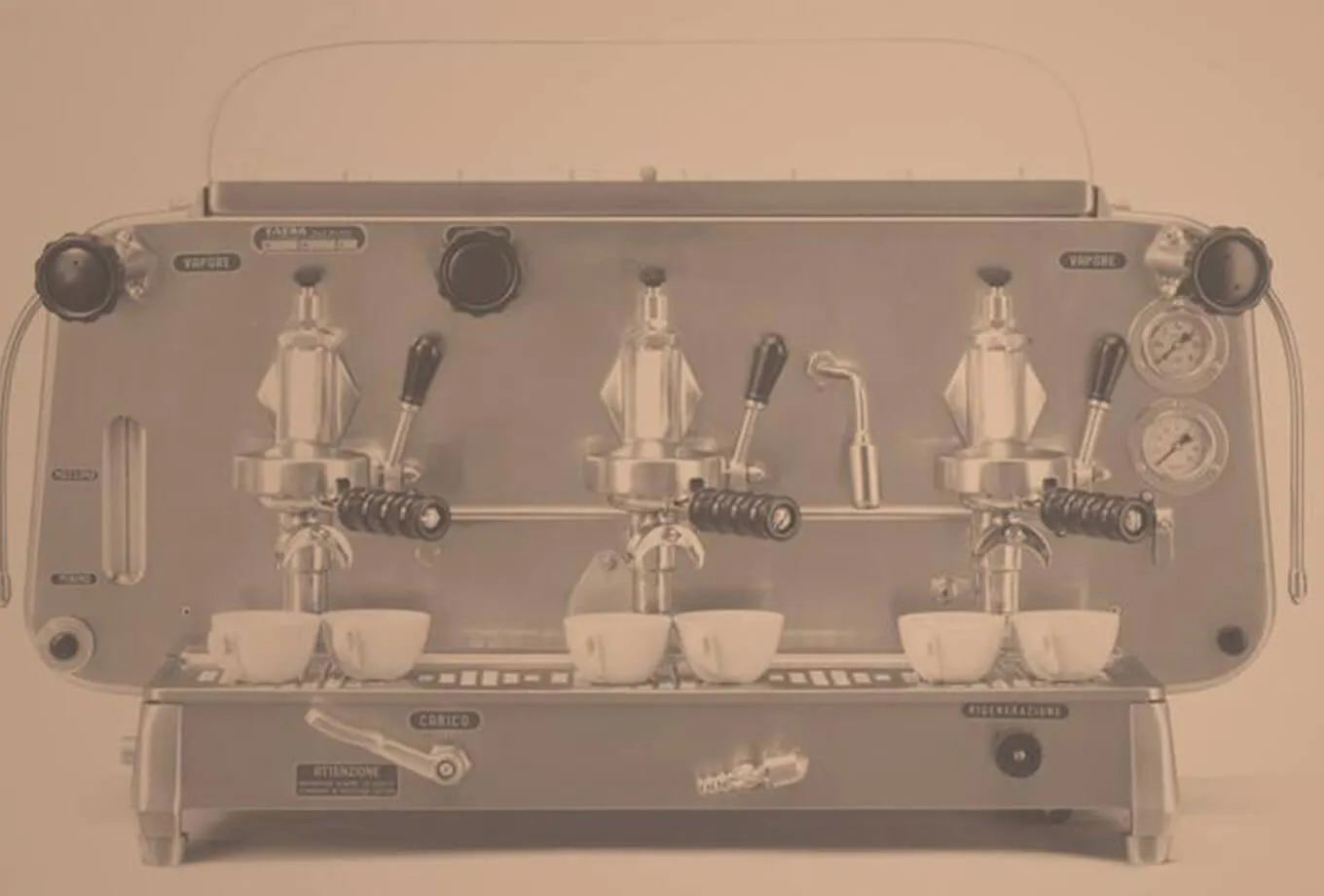 تصویر دستگاه اسپرسوساز کلاسیک فایما E61 با طراحی پمپی و چندگروهی از دهه ۱۹۶۰