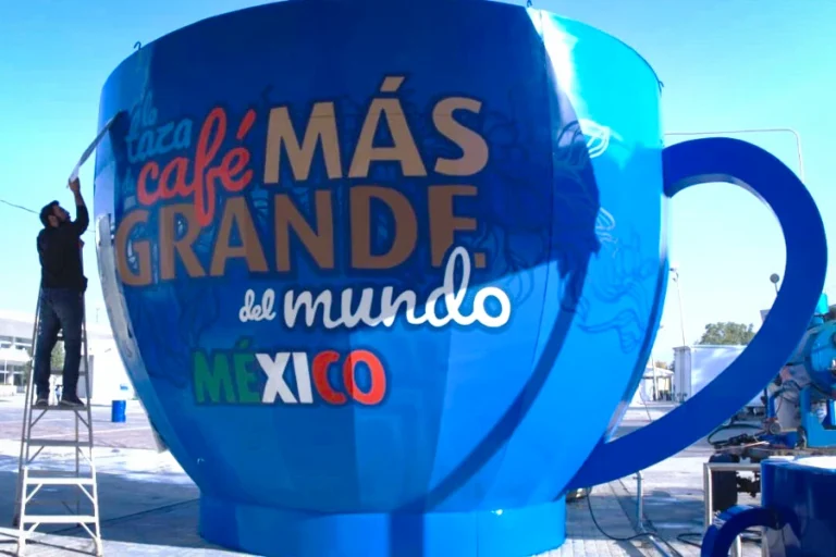نمای نزدیک از بزرگ‌ترین فنجان قهوه دنیا با نوشته «La taza de café más grande del mundo» در لئون، مکزیک