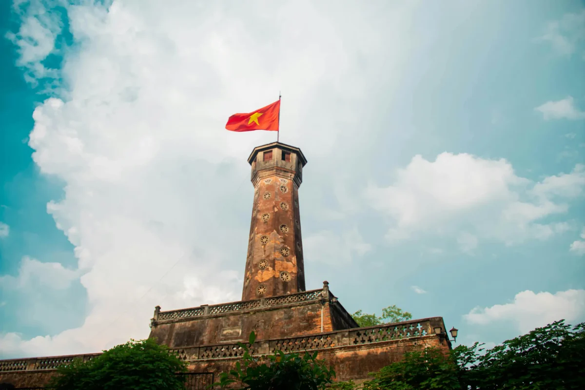 پرچم ویتنام بر فراز برج تاریخی در هانوی
