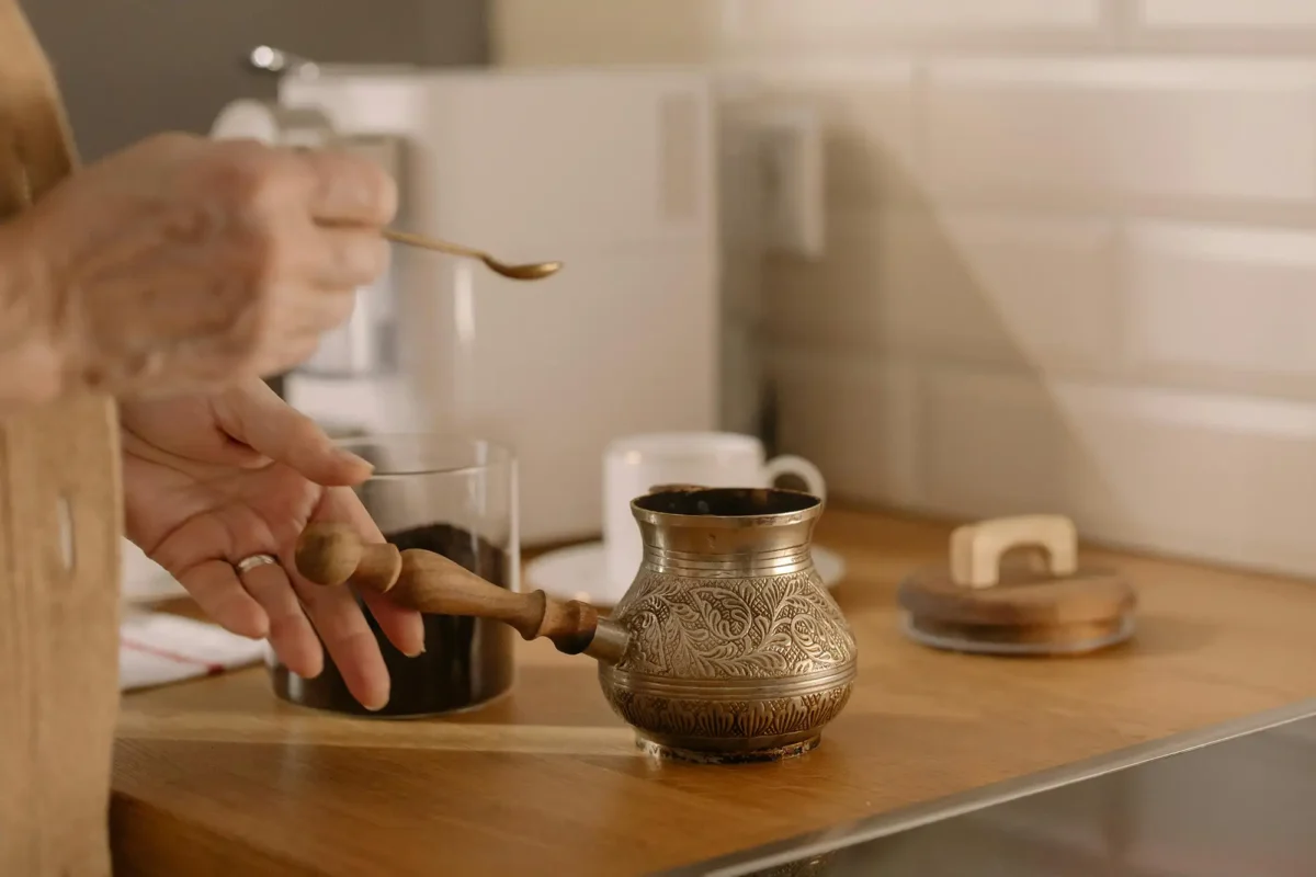 آمادهسازی قهوه ترک در جزوه مسی