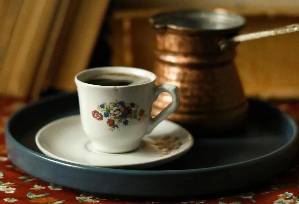 یک فنجان قهوه ترک به همراه جزوه