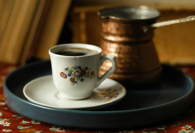 یک فنجان قهوه ترک به همراه جزوه